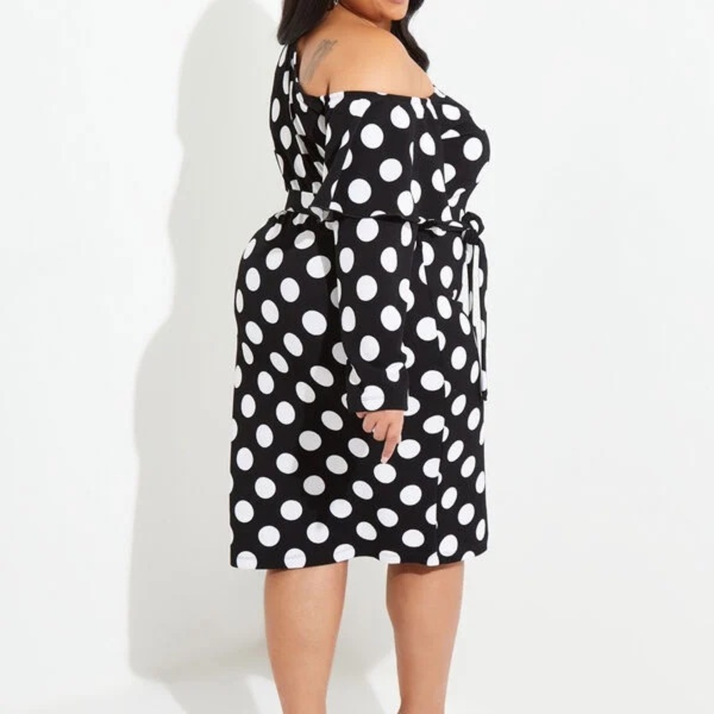 Black and White Polka dot dress. Knee Length- Size 14-16 Polyester, Spandex